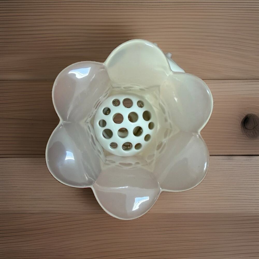 Bath and Body Works White Opaque Flower Wallflower Plug-In, NWT - Picture 5 of 8